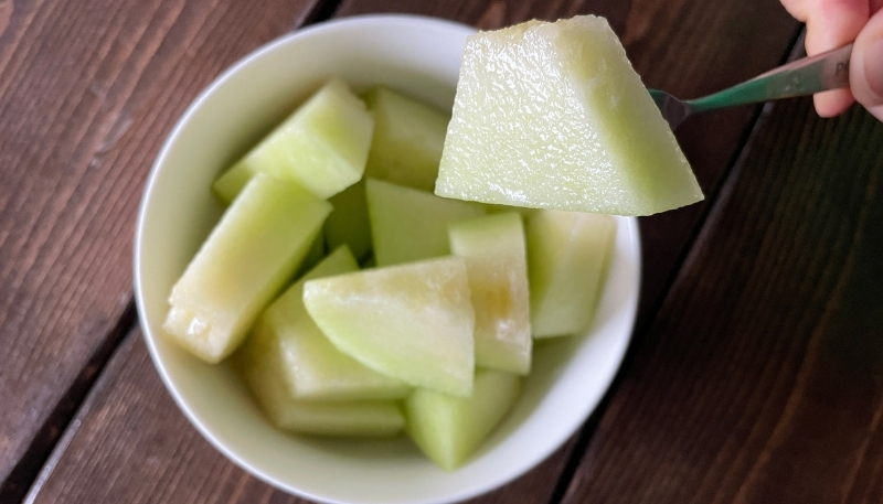 Chế biến salad dưa lưới cho bữa ăn lành mạnh